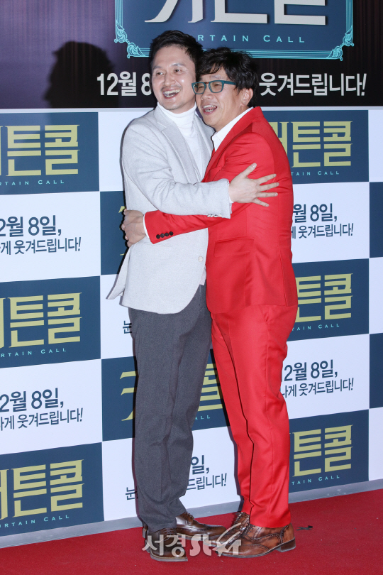 배우 장현성과 박철민이 6일 열린 영화 ‘커튼콜’ VIP 시사회에 참석해 포토타임을 갖고 있다.