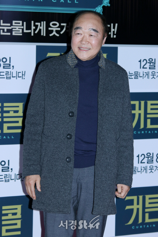 배우 장광이 6일 열린 영화 ‘커튼콜’ VIP 시사회에 참석해 포토타임을 갖고 있다.