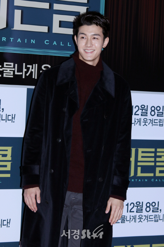 배우 이기우가 6일 열린 영화 ‘커튼콜’ VIP 시사회에 참석해 포토타임을 갖고 있다.