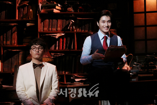 배우 이창용과 김다현이 6일 열린 뮤지컬 ‘스토리오브마이라이프’ 프레스콜에서 장면을 시연하고 있다.