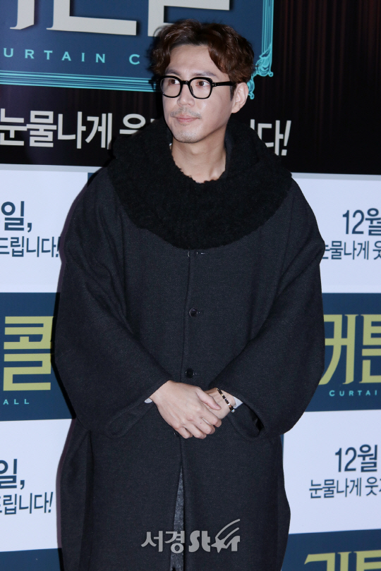 배우 최원영이 6일 열린 영화 ‘커튼콜’ VIP 시사회에 참석해 포토타임을 갖고 있다.