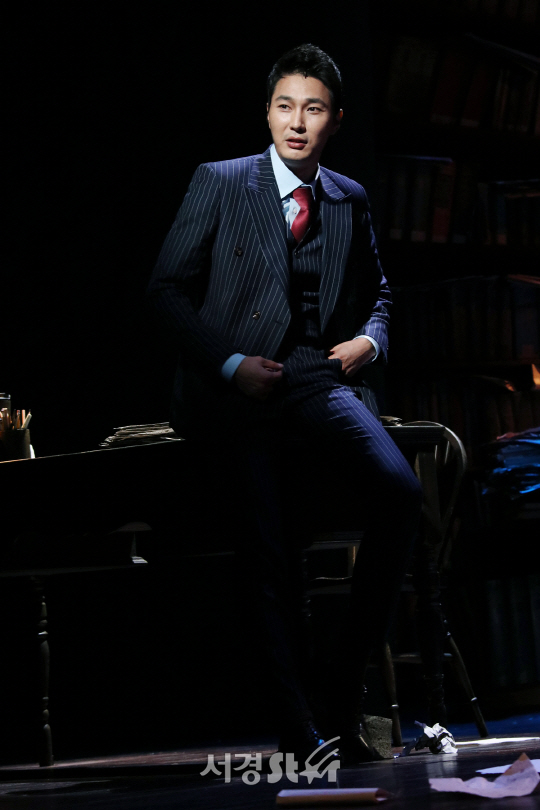 배우 조성윤이 6일 열린 뮤지컬 ‘스토리오브마이라이프’ 프레스콜에서 장면을 시연하고 있다.