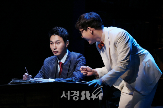 배우 조성윤과 홍우진이 6일 열린 뮤지컬 ‘스토리오브마이라이프’ 프레스콜에서 장면을 시연하고 있다.