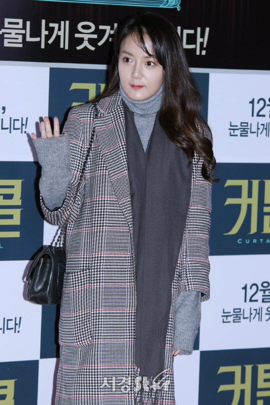 배우 강은비가 6일 열린 영화 ‘커튼콜’ VIP 시사회에 참석해 포토타임을 갖고 있다.