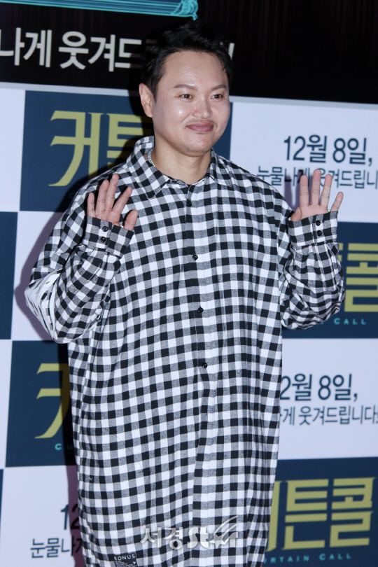 배우 김민교가 6일 열린 영화 ‘커튼콜’ VIP 시사회에 참석해 포토타임을 갖고 있다.