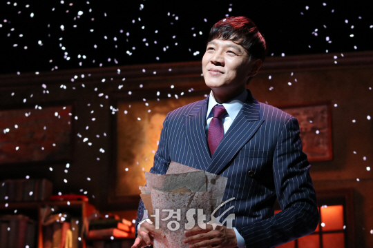 배우 고영빈이 6일 열린 뮤지컬 ‘스토리오브마이라이프’ 프레스콜에서 장면을 시연하고 있다.