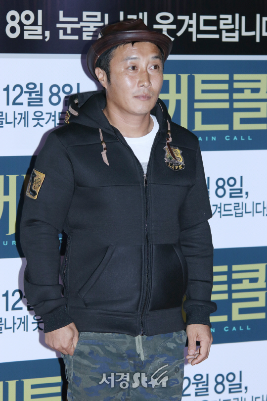 개그맨 김병만이 6일 열린 영화 ‘커튼콜’ VIP 시사회에 참석해 포토타임을 갖고 있다.