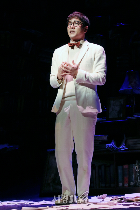 배우 홍우진이 6일 열린 뮤지컬 ‘스토리오브마이라이프’ 프레스콜에서 장면을 시연하고 있다.