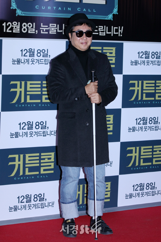 개그맨 이동우가 6일 열린 영화 ‘커튼콜’ VIP 시사회에 참석해 포토타임을 갖고 있다.