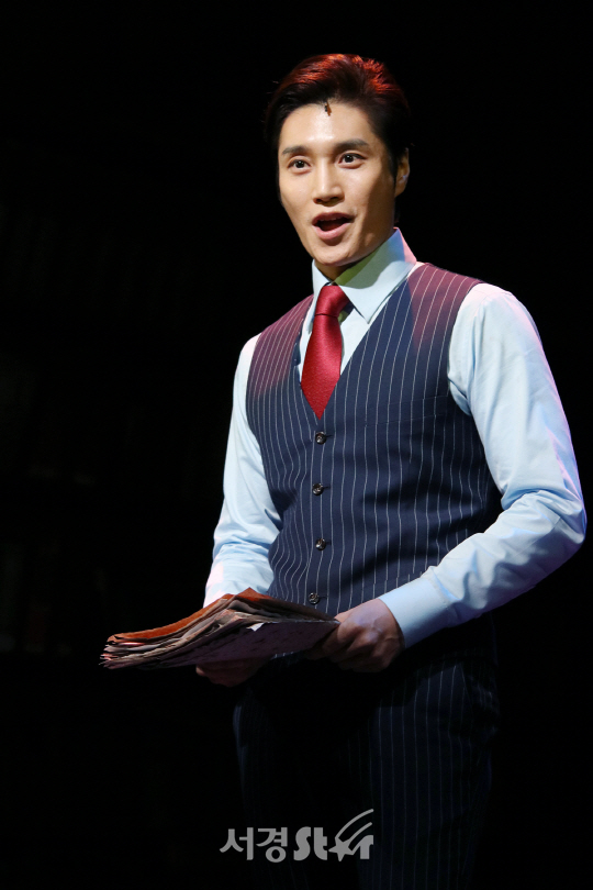 배우 김다현이 6일 열린 뮤지컬 ‘스토리오브마이라이프’ 프레스콜에서 장면을 시연하고 있다.