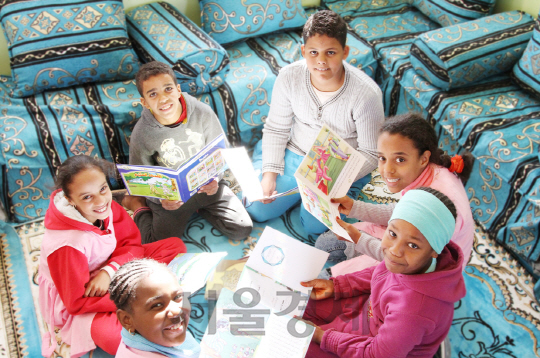 아프리카 알제리 티미문주 우그룻시에 있는 시립아동교육센터에서 마을 어린이들이 책을 읽고 있다. / 사진제공=삼성엔지니어링