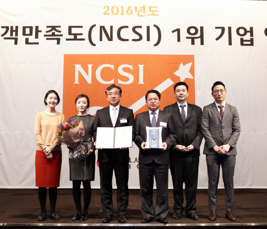한인규(왼쪽 세번째) 신라면세점 사장이 고객만족 업무를 담당하고 있는 부서의 임직원들과 함께 국가고객만족도조사(NCSI)에서 면세점 부문 1위를 수상하고 있다. /사진제공=신라면세점