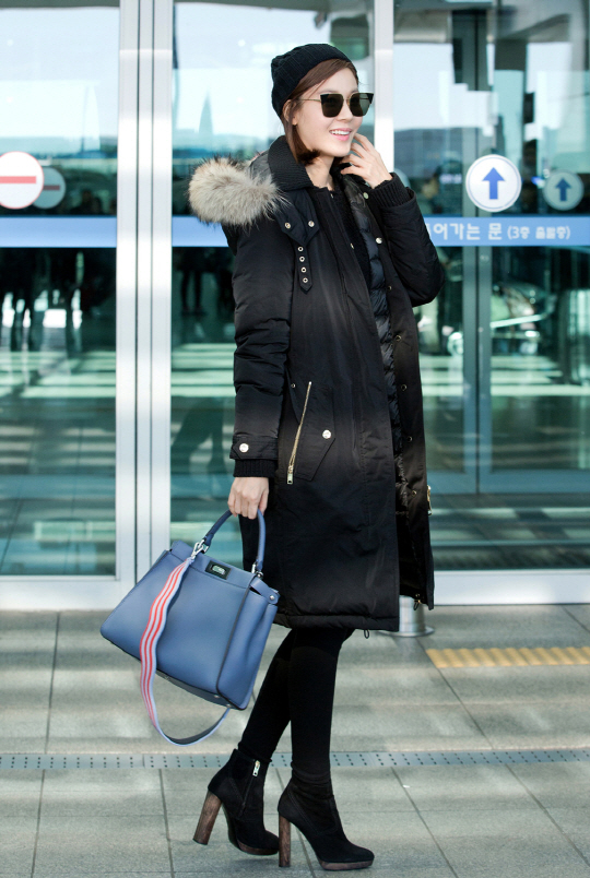 프랑스 파리 출국 ‘여교사’ 김하늘, 올 블랙에도 가려지지 않는 독보적인 미모(공항패션)