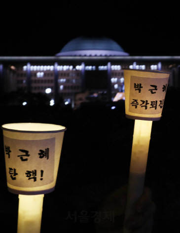 지난 6일 서울 영등포구 여의도 국회 앞에서 열린 ‘국민과 함께하는 촛불 문화제’에서 박근혜 대통령의 탄핵을 촉구하는 촛불이 불타고 있다./연합뉴스