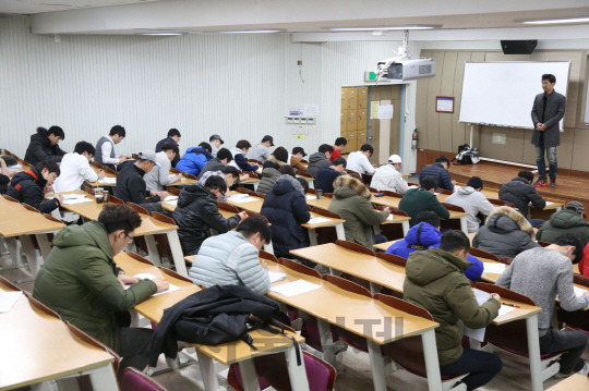 한국토요타 소속 AS 인력들이 지난 3일 ‘2016 TMC 인증시험’을 보고 있다. 한국토요타는 AS 정비 인력 양성을 위해 매년 12월 첫째주 토요일에 인증 시험을 진행한다./사진제공=한국토요타