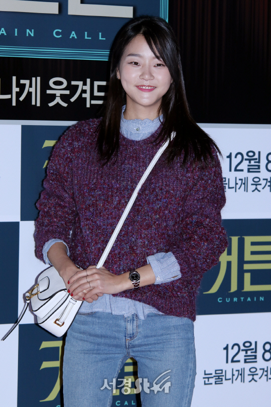 모델 강승현이 6일 열린 영화 ‘커튼콜’ VIP 시사회에 참석해 포토타임을 갖고 있다.