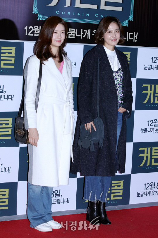 배우 송선미와 신동미가 6일 열린 영화 ‘커튼콜’ VIP 시사회에 참석해 포토타임을 갖고 있다.