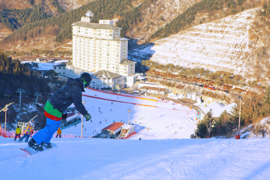 엘리시안강촌은 서울에서 가까운 초·중급자 맞춤형 스키장이다.