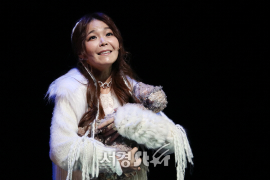 정명은이 7일 열린 뮤지컬 ‘더 언더독’ 프레스콜에서 장면을 시연하고 있다.