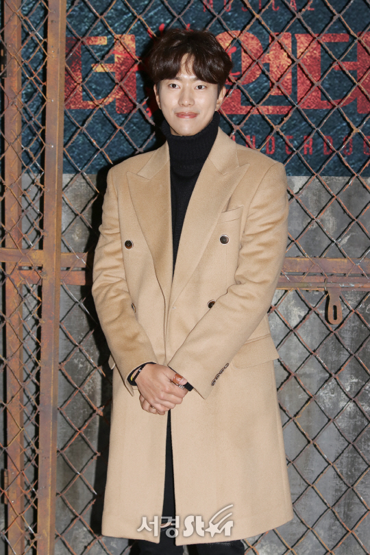 배우 윤현민이 7일 열린 뮤지컬 ‘더 언더독’ VIP데이에 참석해 포토타임을 갖고 있다.