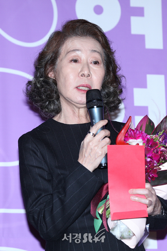 /7일 오후 서울 동작구에 위치한 메가박스 아트나인에서 열린 ‘2016년 올해의 여성영화인상’ 시상식에서 배우 윤여정이 올해의 영화인상을 수상했다.