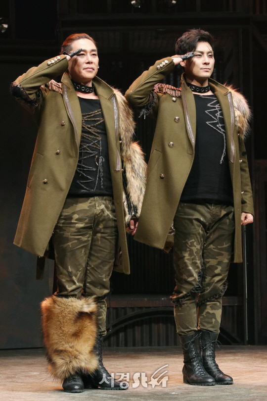 김법래와 김보강이 7일 열린 뮤지컬 ‘더 언더독’ 프레스콜에서 포토타임을 갖고 있다.