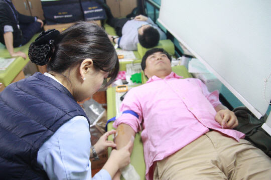 삼성전자 임직원들이 8일 수원 삼성디지털시티에서 실시된 헌혈 캠페인에 참여하고 있다. /사진제공=삼성전자
