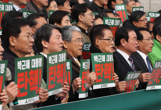 지난 5일 오후 국회 본청 앞 계단에서 열린 국민의당 박근혜 대통령 탄핵 촉구 대회에서 참석자들이 구호를 외치고 있다./연합뉴스
