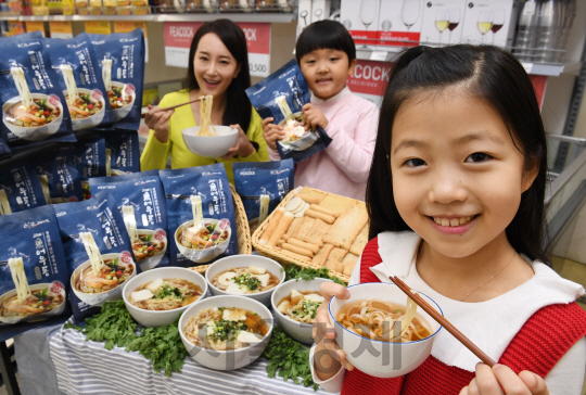 8일 오전 서울 이마트용산점에서 모델들이 '피콕 고래사 어우동' 제품을 홍보하고 있다. 피콕은 이마트 자체 프리미엄 식음료 브랜드로 부산 명물인 고래사와 합작해 생선살로 만든 면을 사용, 시원한 국물과 쫄깃한 면발이 특징이다./송은석기자songthomas@sedaily.com