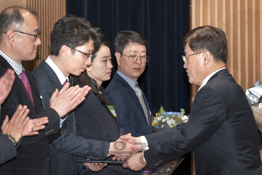 르노삼성자동차 판매운영팀장이 8일 대한상공회의소에서 열린 제4회 유통산업주간 개막식 및 제21회 한국유통대상시상식에서 코리아세일페스타 산업통상자원부 장관 표창을 수상하고 있다. / 사진제공=르노삼성자동차