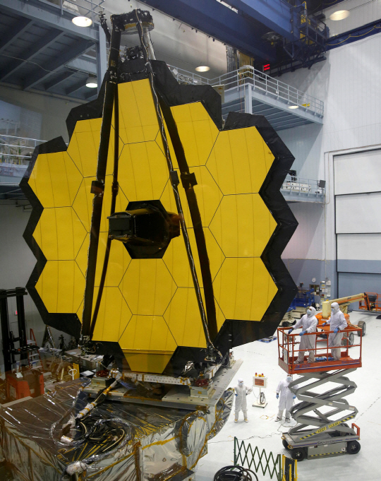 NASA의 고다드 우주비행센터 관계자들이 18개의 거울로 이뤄진 6.5m 크기로 제임스웹우주망원경에 설치될 대형 반사경을 점검하고 있다.