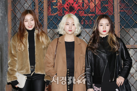 걸그룹 레이디스 코드가 7일 열린 뮤지컬 ‘더 언더독’ VIP데이에 참석해 포토타임을 갖고 있다.