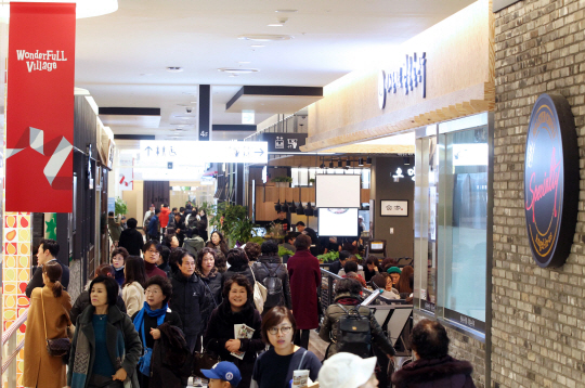 8일 ‘롯데몰 은평’을 찾은 방문객들로 4층 식당가가 붐비고 있다./사진제공=롯데자산개발