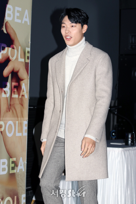 배우 류준열이 8일 오후 잠실 롯데시네마 월드타워에서 열린 팬미팅 행사에 입장하고 있다.