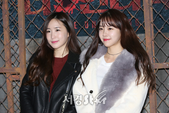 크레용팝 초아와 엘린이 7일 열린 뮤지컬 ‘더 언더독’ VIP데이에 참석해 포토타임을 갖고 있다.