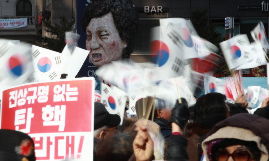 박근혜 대통령 탄핵 가결을 막기 위해 보수단체들이 항의에 나섰다./연합뉴스