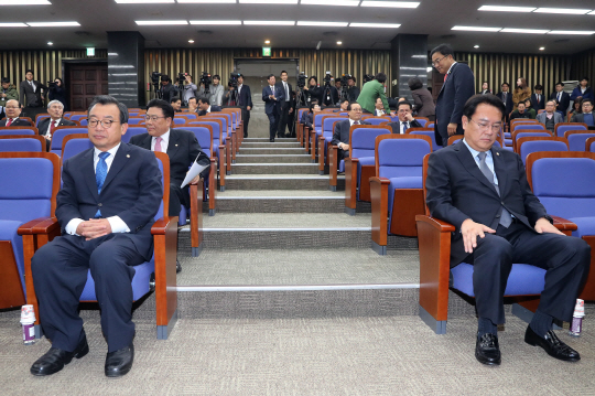 새누리당의 이정현 대표와 정진석 원내대표가 8일 오후 국회에서 열린 의원총회에서 의원들의 참석을 기다리며 생각에 잠겨 있다. 빈자리가 많은 가운데 두 사람의 표정이 침통하다.  /연합뉴스