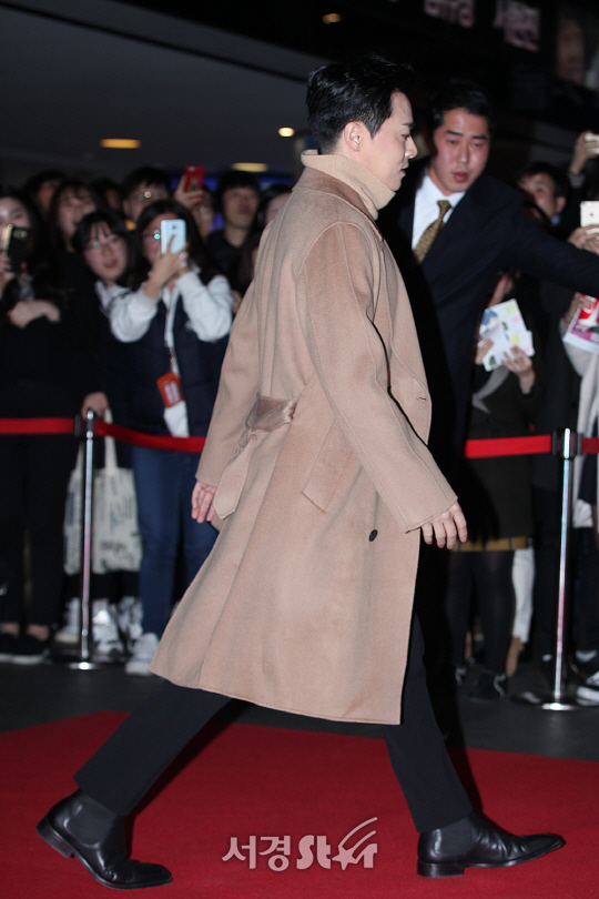 /8일 오후 서울 성동구 행당동 왕십리 CGV에서 열린 영화 ’목숨 건 연애‘ VIP시사회에서 배우 조정석이 포토타임을 갖고있다.