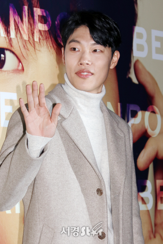 배우 류준열이 8일 오후 잠실 롯데시네마 월드타워에서 열린 팬미팅 행사에서 포토타임을 갖고 있다.