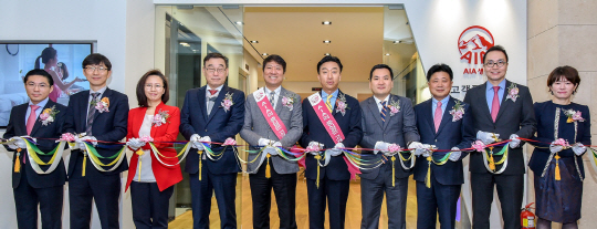 차태진(왼쪽에서 여섯번째) AIA생명 대표와 임원진들이 8일 서울시 중구 AIA본사에서 열린 고객플라자 리노베이션 기념식에 참석해 테이프 커팅을 하고 있다./사진제공=AIA생명