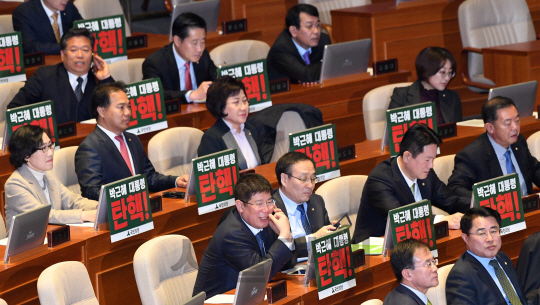 대한민국의 앞날을 좌우할 박근혜 대통령 탄핵소추안 표결이 9일 진행된다. 이를 하루 앞두고 8일 오후 열린 국회 본회의에서 국민의당 의원들이 ‘박근혜 대통령 탄핵!’이라고 쓴 피켓을 자리 앞에 놓은 채 앉아 있다.  /권욱기자