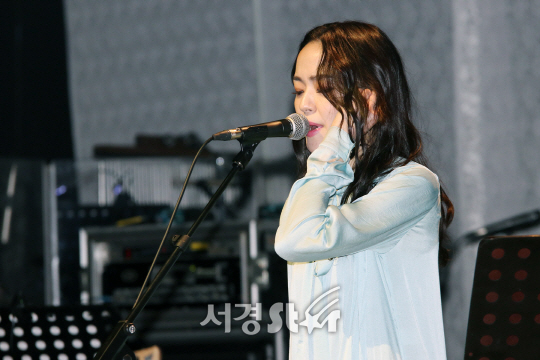김윤아가 8일 열린 솔로 정규 4집 ‘타인의 고통’ 쇼케이스에서 멋진 무대를 펼쳐 보이고 있다.