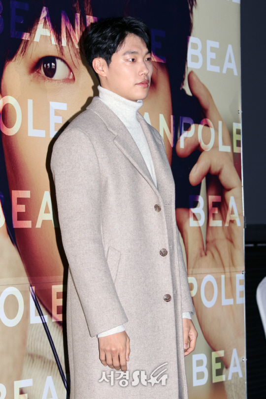 배우 류준열이 8일 오후 잠실 롯데시네마 월드타워에서 열린 팬미팅 행사에서 포토타임을 갖고 있다.
