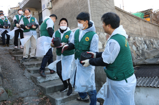 유진그룹의 물류계열사인 한국통운 임직원들이 연탄나눔 봉사활동을 하고 있다. /사진제공=유진그룹