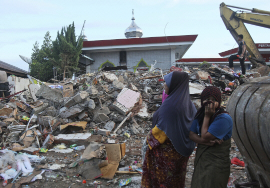 규모 6.5의 강진이 강타한 인도네시아 아체주 울레글리 주민들이 8일 폐허가 된 마을을 바라보며 망연자실해 있다. 인도네시아 정부는 전날 발생한 지진으로 이날 오후 현재까지 102명이 숨지고 600명 이상이 부상했으며 1만여명의 이재민이 발생했다고 발표했다. 정부와 군은 전방위적인 구조작업을 벌이고 있지만 규모 5.0을 넘는 여진이 이어지면서 매몰된 주민들의 생존 가능성은 점차 희박해지고 있다.   /아체주=AP연합뉴스