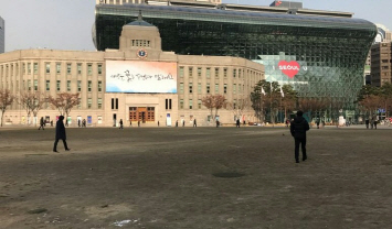 서울시가 올해 스케이트장을 열지 않기로 결정함에 따라 지난 8일 시청앞광장이 예년과 달리 한산한 모습을 보이고 있다. /이두형기자