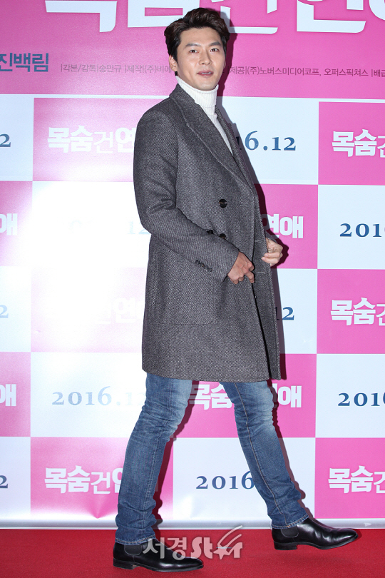/8일 오후 서울 성동구 행당동 왕십리 CGV에서 열린 영화 ’목숨 건 연애‘ VIP시사회에서 배우 현빈이 포토타임을 갖고있다.