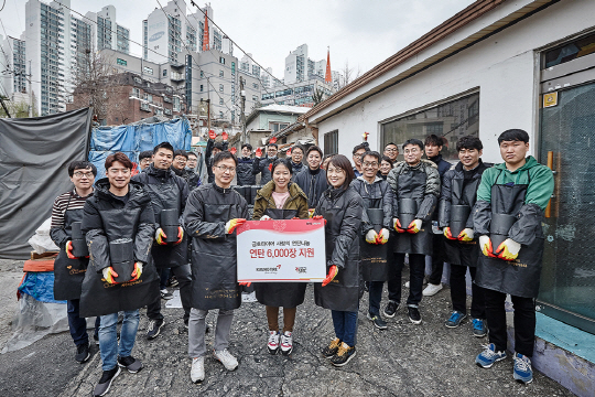 금호타이어 임직원들이 지난 8일 서울 관악구 성현동에서 소외계층에 6,000장의 연탄을 직접 배달해 지원하는 ‘임직원과 함께하는 사랑의 연탄 나눔’ 행사를 한 후 기념촬영을 하고 있다. 금호타이어 임직원들은 연탄 배달 외에도 집을 보수하는 등 주거 환경 정비로 겨울 채비를 도왔다. /사진제공=금호타이어