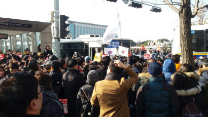 세월호 유가족과 퇴진행동측이 9일 오후 국회의사당 진입을 시도하고 있다. 과정에서 대치 중이던 경찰과 몸싸움이 발생했다. /박우인기자