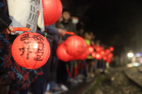 대만 교민·유학생들이 탄핵 촉구 ‘등불’ 집회를 갖고 있다. /사진=연합뉴스